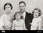 El rey George VI con su esposa, la Reina Isabel y sus hijas Margaret y ...