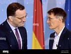 Deutschlands ehemaliger Gesundheitsminister Jens Spahn schüttelt sich ...