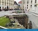 Ruinas Romanas Frente a St. Michaels Wing of Hofburg Palace at ...