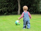Kostenlose foto : Gras, draussen, Person, Rasen, Spiel, spielen, Junge ...