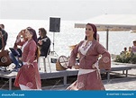 Mujeres En Trajes Chipriotas Tradicionales Foto de archivo editorial ...