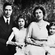 Los Reyes Jorge VI e Isabel de Reino Unido junto a sus hijas, las Princesas Isabel y Margarita ...