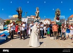 Il sacerdote del villaggio e le statue della Vergine Maria in una ...