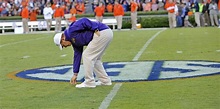 Why does Les Miles eat grass? Now we know