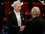 Vargas Llosa recoge el Premio Nobel de Literatura arropado por su ...