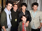 Jonas Brothers' Dad Kevin Sr. in Remission After Cancer Battle - E ...