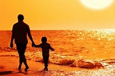 papa-e-hijo-caminando-por-la-playa-tomados-de-la-mano - Coaching TDAH
