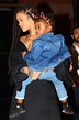 Rihanna se deja ver muy maternal con una bebé en brazos | Univision ...