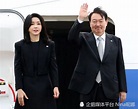 韩国第一夫人访问结束回国！穿灰色风衣戴丝巾，娃娃脸看着不显老_腾讯新闻