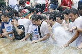 Jóvenes bañándose en las fuentes | País Vasco | España | EL PAÍS