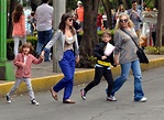 Camila Sodi disfruta su papel como madre durante una tarde de paseo