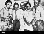 El compositor Igor Stravinsky centro con sus hijos Ludmila izquierda ...