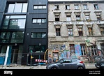 Kontrast von alt und neu renovierten Gebäude in Mitte Berlin ...