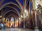 Saint Chapelle. París, siglo XIII. La capilla inferior está iluminada ...
