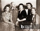 Image of Eva Braun und Familie, 1940 (s/w Foto) by German Photographer ...