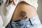 15 ideas de tatuajes en la pelvis para mujeres - Originales y bonitos
