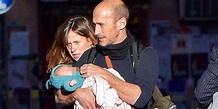 Marta Etura de paseo con su novio y su bebé