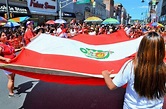 Los peruanos lucen su bandera con orgullo cada año en el desfile ...