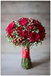 Ramo de rosas rojas con bayas, para contrastar con un vestido sencillo ...