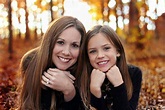 Awesome photo ideas | Mother daughter pictures, Mom daughter ...