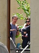 Anne Hathaway pasea por primera vez con su bebé | Univision Famosos ...