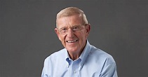 Legendary Football Coach Lou Holtz to Deliver 2021 Commencement Address