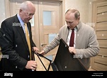 Moskau, Russland. 8. Mai 2017. Rostec CEO Sergej Tschemesow (L) und ...