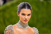 MET Gala 2021: Kendall Jenner aposta em transparência e brilho para o ...