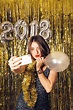 Chica guapa haciendo un selfie en fiesta de año nuevo | Foto Gratis