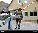 Ein Bundeswehrsoldat schliesst am Dienstag, 2. November 2004, den ...