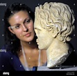 Alexandra posiert vor eine römische Kopie einer Büste von Alexander der ...