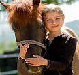 Foto Tiere Kleine Mädchen Pferd Lächeln Süß Hand Schnauze Kinder