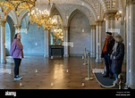 Guía con turistas que muestran el interior del Palacio Rosenau , lugar ...