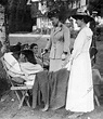 La Reina de la gran Bretaña y la Princesa Mary Conversando con los Soldados... - Archivo ABC