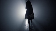 Mujer Silueta Caminando En La Oscuridad. Chica Caminando En Fondo De ...