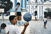 30 years of photographs made in Mexico by renowned Magnum photographer ...