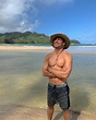 Cauã Reymond exibe shape sarado em clique na praia - GQ | Musa