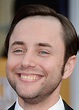 Mad Men star Vincent Kartheiser shows how he shaves his head to play ...