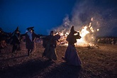 Hexen tanzten wieder ums Feuer zur Walpurgisnacht am Hexenberg ...