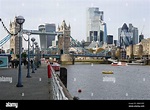 El Tower Bridge y los rascacielos de la Ciudad de Londres vistos desde ...