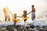 26 actividades infantiles para disfrutar con los niños en la playa