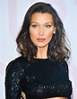 Bella Hadid s’inspire d’une photo de son enfance pour une coiffure qu ...