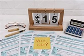 Formulario 1040 con calendario de madera, calculadora y pegatina | Foto ...
