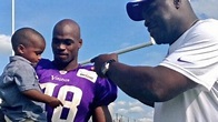 Awww: Adrian Peterson Jr. visits dad at Vikings training camp (pics)