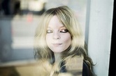 Jessica Pratt’s ‘Quiet Signs’ Is Fantastic Form & Stunning Songwriting