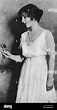 Lady Elizabeth Bowes-Lyon con un clavel rojo, 1923, (1937). Artista ...