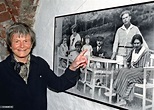 Elisabeth Mann Borgese vor einem Familienfoto im Lübecker... News Photo ...