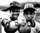 著名棒球國手「二齒」許金木(右)與美國隊選手麥克林登合影留念｜國家文化記憶庫 2.0