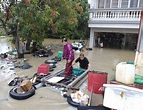 雨彈狂炸！關廟南雄橋旁住戶水淹逾1米深 居民搭膠筏送飯 - 生活 - 自由時報電子報