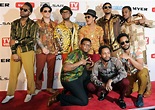 Bruno Mars with the hooligans | Bruno mars, Mars, Bruno